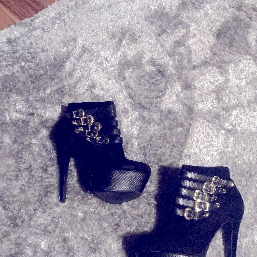 Black ankle boots size 7